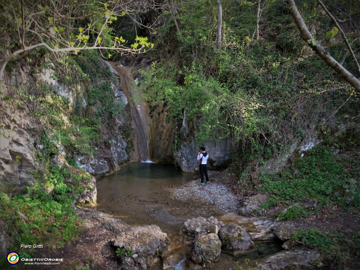 27 Valle di Carubbo, inizia un susseguirsi di cascate e di pozze-marmitte.JPG